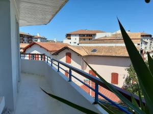 a balcony with a view of the roofs of buildings at Appartement Ciboure, 4 pièces, 6 personnes - FR-1-239-554 in Ciboure