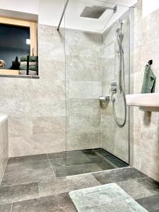 een badkamer met een douche en een wastafel bij AmStein in Kaltenbach