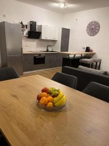 a bowl of fruit sitting on top of a table at EICstay - Ferienhaus für Monteure und Familie in Worbis