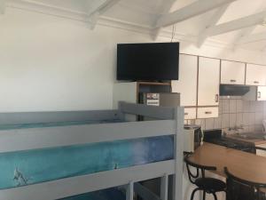 Il comprend une cuisine équipée d'une télévision, d'une table et de chaises. dans l'établissement Seascape 18, à Uvongo Beach