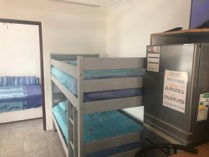 Ce dortoir comprend 2 lits superposés et un réfrigérateur. dans l'établissement Seascape 18, à Uvongo Beach