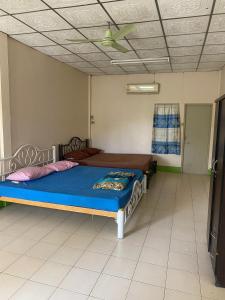 Ban Samet的住宿－Bangsaen Budget Hotel，一间卧室设有一张床和天花板
