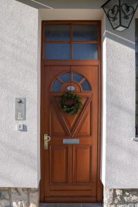 uma porta de madeira com uma coroa de flores em Apartment Klin em Bled