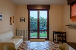 a living room with a couch and a window at Appartamento Gold Calcara in Calcara