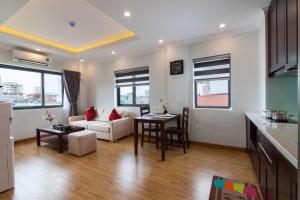 uma sala de estar com um sofá e uma mesa em Sumitomo8 Apartment &Residentce 68 Kim Mã Thượng em Hanói