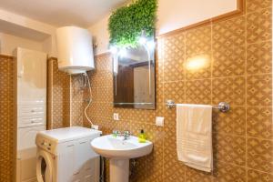 La salle de bains est pourvue d'un lavabo et d'un miroir. dans l'établissement APARTAMENTO PATIO ANDALUZ EN SEVILLA, à Séville