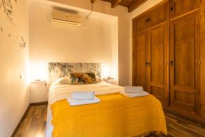 - une chambre avec un grand lit et 2 serviettes dans l'établissement APARTAMENTO PATIO ANDALUZ EN SEVILLA, à Séville