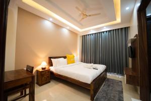 מיטה או מיטות בחדר ב-Lime Tree Two BHK Service Apartment Golf Course Road Gurgaon