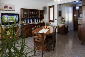 TV a/nebo společenská místnost v ubytování Affittacamere Acquamarina