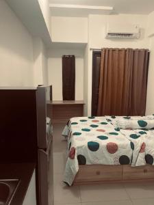 雅加達的住宿－Sayana Apartment 2109，一间卧室配有一张床和一个水槽