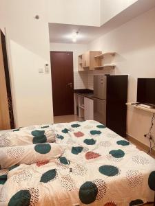 雅加達的住宿－Sayana Apartment 2109，一间带大床的卧室,位于厨房