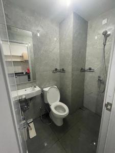 雅加達的住宿－Sayana Apartment 2109，一间带卫生间和水槽的浴室
