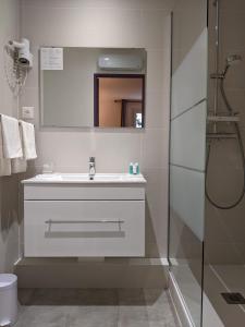 Koupelna v ubytování Hôtel Le Pradet