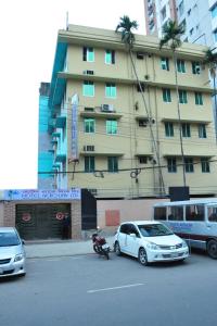 un grupo de coches estacionados frente a un edificio en Hotel Aero link Ltd en Dhaka