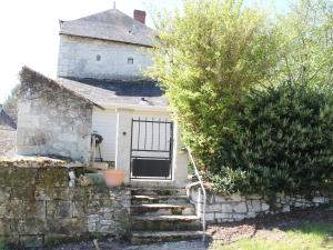 una antigua casa de piedra con una puerta y una pared de piedra en Maison La Roche-Posay, 2 pièces, 5 personnes - FR-1-541-52, en La Roche-Posay