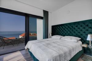 1 dormitorio con 1 cama grande y balcón en Villa Nina 2, Makarska en Makarska