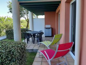 un patio con sillas y una mesa en un patio en Appartement Ciboure, 2 pièces, 4 personnes - FR-1-239-511 en Ciboure