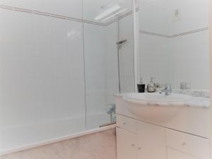 シブールにあるAppartement avec piscine proche plage et centre de Socoa - FR-1-239-511の洗面台とシャワー付きの白いバスルーム +14枚の写真
