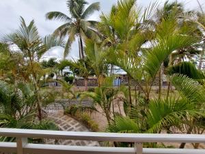 einen Blick vom Balkon eines Resorts mit Palmen in der Unterkunft hamdan retreat villa in Grand Baie