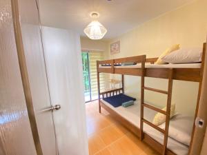Cette chambre comprend 2 lits superposés et un couloir. dans l'établissement Resort-type 2 bedroom Unit by OneOasisHaven, à Cagayán de Oro