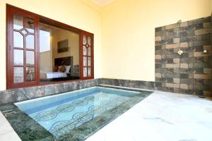 a swimming pool in the middle of a room at Aaram Baagh Maheshwar in Maheshwar