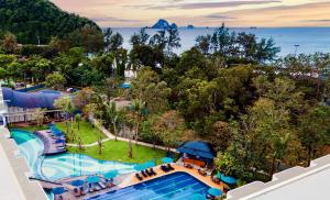 una vista aérea de una piscina en un complejo en Holiday Style Ao Nang Beach Resort, Krabi, en Ao Nang Beach