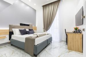 una camera d'albergo con letto e TV di Hotel Sant'Angelo Palace a Napoli