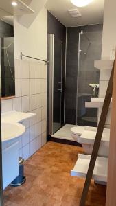 a bathroom with two sinks and a shower at Hof Düshop in Bad Fallingbostel