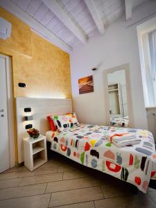 um quarto com uma cama grande num quarto em BELSORRISOVARESE-City Residence- Private Parking -With Reservation- em Varese
