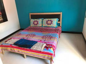 Rúm í herbergi á Acharekar's Home stay - Adorable AC and Non AC Rooms with free Wi-Fi