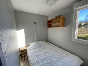 Postel nebo postele na pokoji v ubytování Appartement La Roche-Posay, 2 pièces, 3 personnes - FR-1-541-24