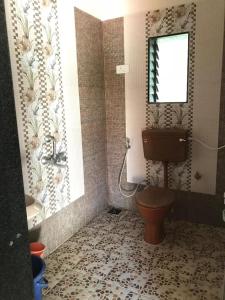 Baðherbergi á Acharekar's Home stay - Adorable AC and Non AC Rooms with free Wi-Fi