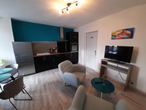 ein Wohnzimmer mit Sofa und Fernseher in der Unterkunft Appartement 2 chambres avec Wi-Fi, proche centre-ville et thermes de La Roche-Posay - FR-1-541-10 in La Roche-Posay