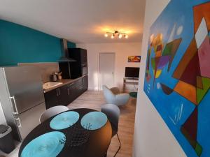 eine Küche und ein Esszimmer mit Tisch und Stühlen in der Unterkunft Appartement 2 chambres avec Wi-Fi, proche centre-ville et thermes de La Roche-Posay - FR-1-541-10 in La Roche-Posay + 2 Fotos