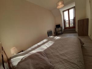 1 dormitorio con 1 cama en una habitación con ventana en Appartement La Roche-Posay, 3 pièces, 4 personnes - FR-1-541-10, en La Roche-Posay