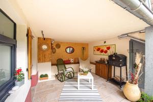 Habitación con patio con mesa y sillas. en gîte la Fonderie, en Fréland