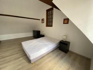 ein Schlafzimmer mit einem Bett und zwei Nachttischen in der Unterkunft Appartement 57m² avec WIFI à 200m des Thermes – 4 pers. – Parking gratuit – La Roche-Posay - FR-1-541-40 in La Roche-Posay