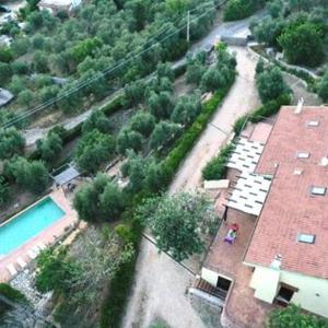 vista aerea su una casa e una piscina di Residenza La Mannara a Itri