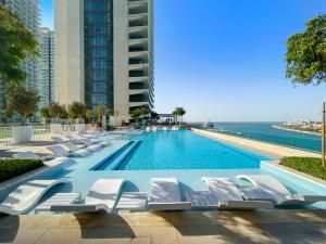 Bazén v ubytování Free Beach Access! Beautiful Palm Jumeirah & Dubai Eye nebo v jeho okolí