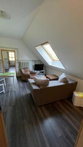 ein Wohnzimmer mit einem Sofa und einem Fenster in der Unterkunft Hof Düshop in Bad Fallingbostel