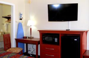En tv och/eller ett underhållningssystem på Red Carpet Inn - Natchez