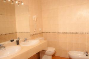 W łazience znajduje się toaleta, umywalka i lustro. w obiekcie El jardín de Juanita - ROOMS w mieście Playa Blanca