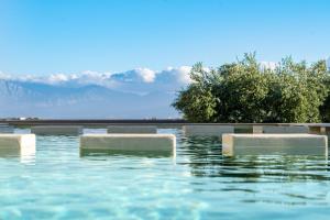 uma piscina de água com bancos na água em Meliti Hotel (Adults Only) em Agios Nikolaos