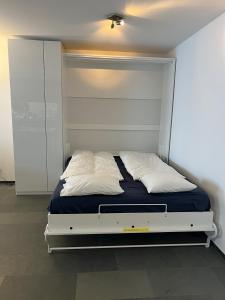 1 dormitorio con 1 cama en una habitación en SmartHome Top of the World, en St. Moritz