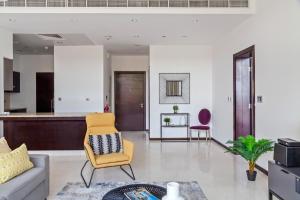 un soggiorno con divano e sedia di Tiara Beach Residences, Palm Jumeirah Dubai - Mint Stay a Dubai