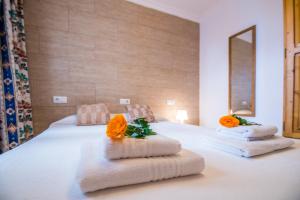 アルクーディアにあるFortalesaのベッド(タオル、オレンジの花付)