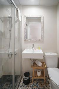 A bathroom at Hostal Menurka