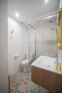 A bathroom at Hostal Menurka