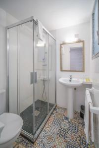 A bathroom at Hostal Menurka