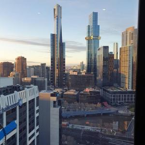 - une vue sur les toits de la ville avec de grands bâtiments dans l'établissement Melbourne Luxury Penthouse in prime location, à Melbourne